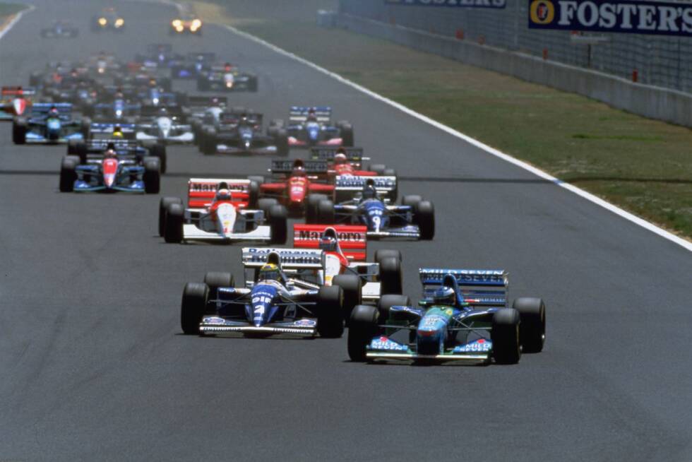 Foto zur News: ...die ersten Rennen, ehe Williams-Superstar Ayrton Senna in Imola tödlich verunglückte. Der Brasilianer hatte Benetton davor verdächtigt, eine verbotene Traktionskontrolle zu verwenden. Auch später in der Saison gab es in Brawns Team zahlreiche Umgereimtheiten. Dennoch gelang es der Truppe aus Enstone sensationell,...