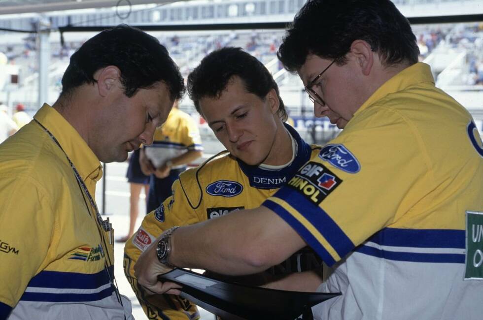 Foto zur News: Vor allem die Zusammenarbeit mit Toptalent Schumacher (hier mit dessen Renningenieur Frank Dernie) erwies sich als außerordentlich fruchtbar. 1994 gewann Schumacher...
