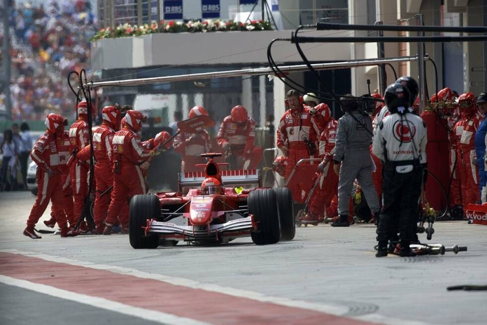 Foto zur News: ...für Ferrari nicht mehr so rund. Trotz Brawns strengem Blick gingen beide WM-Titel an Renault-Pilot Fernando Alonso. Michael Schumacher trat Ende 2006...