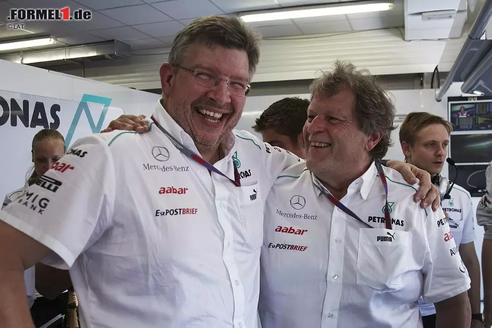 ...2012 in Schanghai den ersten Mercedes-Sieg unter Brawns Leitung. Der damalige Motorsportchef Norbert Haug und der Teamchef bejubelten auch Schumachers dritten Platz in Valencia. Sonst gab es nicht viel zu lachen. Foto zur News: ...2012 in Schanghai den ersten Mercedes-Sieg unter Brawns Leitung. Der damalige Motorsportchef Norbert Haug und der Teamchef bejubelten auch Schumachers dritten Platz in Valencia. Sonst gab es nicht viel zu lachen.