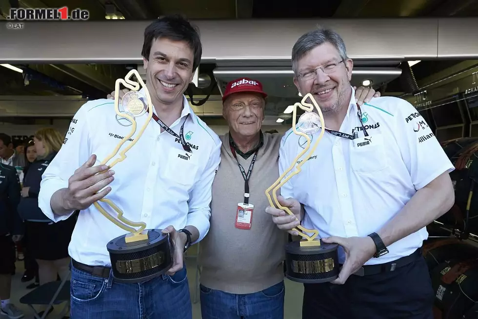 Mit dem Mercedes-Aufsichtsratsvorsitzenden Niki Lauda wurde Brawn 2013 einem Aufpasser unterstellt, Toto Wolff ersetzte Motorsportchef Haug und Schumacher machte Lewis Hamilton Platz. Und plötzlich ging es mit dem Mercedes-Team aufwärts. Rosberg triumphierte in Monaco (Bild) und in Großbritannien, Hamilton... Foto zur News: Mit dem Mercedes-Aufsichtsratsvorsitzenden Niki Lauda wurde Brawn 2013 einem Aufpasser unterstellt, Toto Wolff ersetzte Motorsportchef Haug und Schumacher machte Lewis Hamilton Platz. Und plötzlich ging es mit dem Mercedes-Team aufwärts. Rosberg triumphierte in Monaco (Bild) und in Großbritannien, Hamilton...