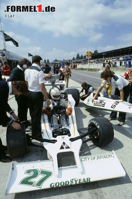 ...Williams. 1976 hatte der Absolvent eines Messtechnikstudiums bei March angeheuert und wurde an der Fräsmaschine eingesetzt. Zwei Jahre später wechselte er zu Williams und stieg zum Aerodynamiker im Windkanal auf. Und auch bei den Rennen half er aus - hätten Sie den Mann mit dem Wuschelkopf, der die Karosserie hält, erkannt? ...Williams. 1976 hatte der Absolvent eines Messtechnikstudiums bei March angeheuert und wurde an der Fräsmaschine eingesetzt. Zwei Jahre später wechselte er zu Williams und stieg zum Aerodynamiker im Windkanal auf. Und auch bei den Rennen half er aus - hätten Sie den Mann mit dem Wuschelkopf, der die Karosserie hält, erkannt?