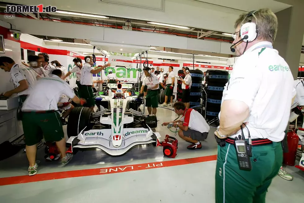 ...nicht auf der Couch aus. Ende 2007 bot ihm Honda beim schwächelnden Formel-1-Team den Posten des Teamchefs an. Brawn konnte nicht widerstehen. Schon nach wenigen Rennen 2008 gab er allerdings die Saison auf und wies seine Mannschaft an, alle Energien auf die Saison 2009 zu konzentrieren. Doch dann... Foto zur News: ...nicht auf der Couch aus. Ende 2007 bot ihm Honda beim schwächelnden Formel-1-Team den Posten des Teamchefs an. Brawn konnte nicht widerstehen. Schon nach wenigen Rennen 2008 gab er allerdings die Saison auf und wies seine Mannschaft an, alle Energien auf die Saison 2009 zu konzentrieren. Doch dann...
