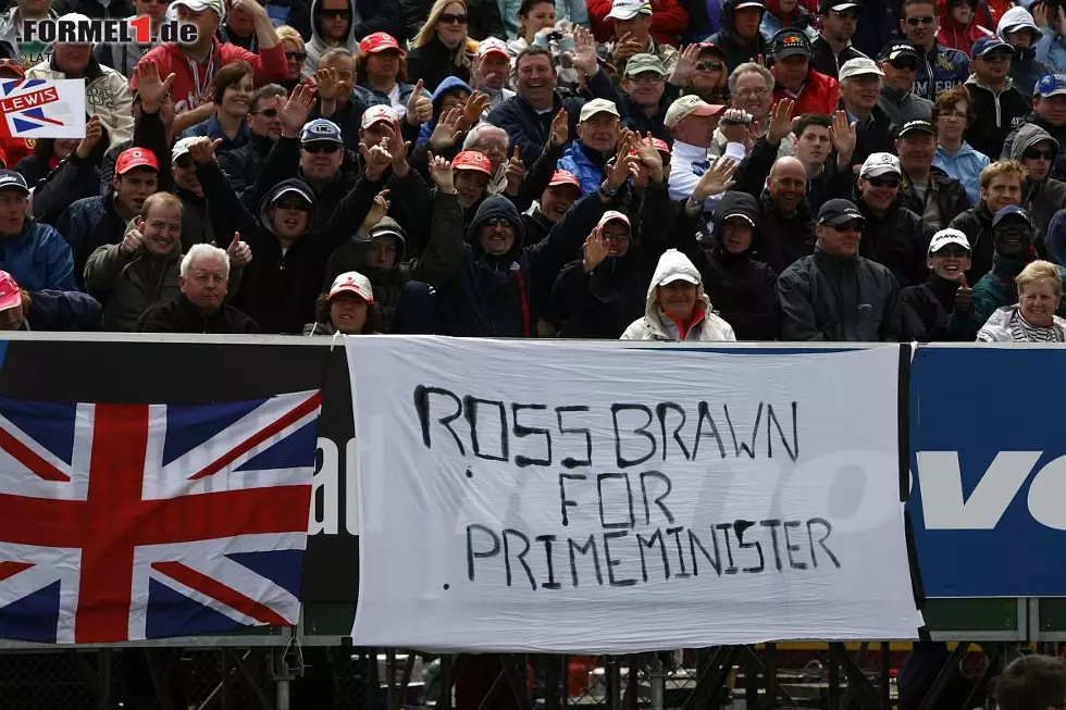 ...auch die britischen Rennfans nach den Seriensiegen völlig ausflippten. Die WM wurde zwar erst beim Saisonfinale endgültig sichergestellt, dennoch... Foto zur News: ...auch die britischen Rennfans nach den Seriensiegen völlig ausflippten. Die WM wurde zwar erst beim Saisonfinale endgültig sichergestellt, dennoch...