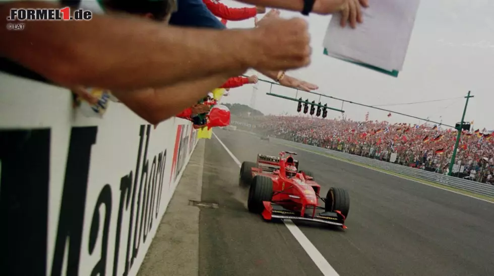 ...legendäre Rennen, in denen Brawn seinen Ruf als "Superhirn" am Kommandostand festigte. Ein Klassiker war der Grand Prix von Ungarn 1998, als sich Schumacher mit einem zusätzlichen Boxenstopp gegen McLaren durchsetzte. Foto zur News: ...legendäre Rennen, in denen Brawn seinen Ruf als "Superhirn" am Kommandostand festigte. Ein Klassiker war der Grand Prix von Ungarn 1998, als sich Schumacher mit einem zusätzlichen Boxenstopp gegen McLaren durchsetzte.