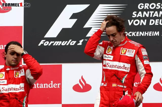 Beiden Ferrari-Piloten war die Situation auf dem Podium sichtlich unangenehm, zumal Stallorder damals offiziell verboten war. Foto zur News: Beiden Ferrari-Piloten war die Situation auf dem Podium sichtlich unangenehm, zumal Stallorder damals offiziell verboten war.