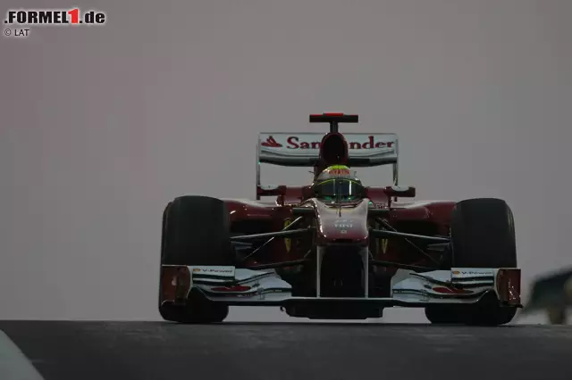 Doch Massa ließ sich nicht aus der Bahn werfen und schaffte 2010 das Comeback. Nun musste er sich mit dem Spanier Fernando Alonso als Teamkollegen herumschlagen. Schon in der ersten gemeinsamen Saison kristallisierte sich der zweifache Champion als bärenstark heraus. Foto zur News: Doch Massa ließ sich nicht aus der Bahn werfen und schaffte 2010 das Comeback. Nun musste er sich mit dem Spanier Fernando Alonso als Teamkollegen herumschlagen. Schon in der ersten gemeinsamen Saison kristallisierte sich der zweifache Champion als bärenstark heraus.