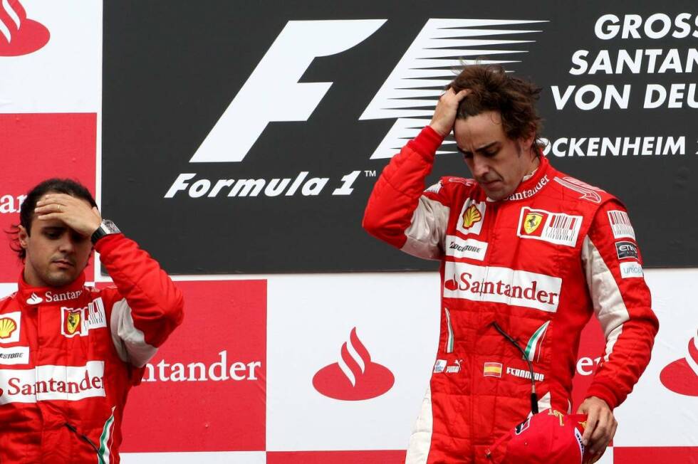 Foto zur News: Beiden Ferrari-Piloten war die Situation auf dem Podium sichtlich unangenehm, zumal Stallorder damals offiziell verboten war.