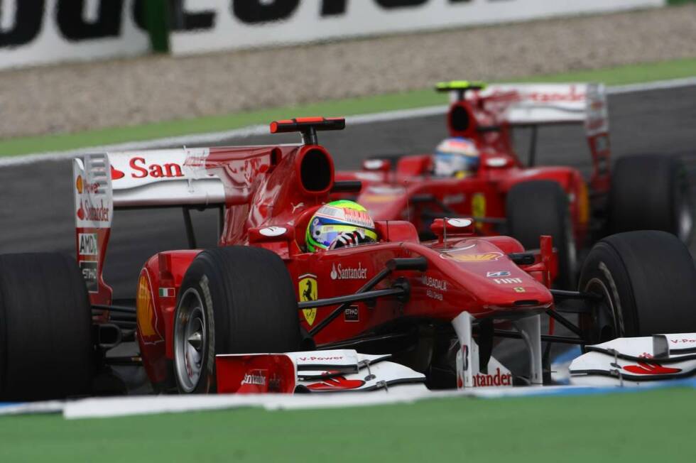 Foto zur News: Und wenn Massa doch schneller war, wurde er vom Team zurück gepfiffen, wie hier in Hockenheim 2010, als ihn Renningenieur Rob Smedley mit den Worten &quot;Fernando is faster than you&quot; hinter den Spanier kommandierte.