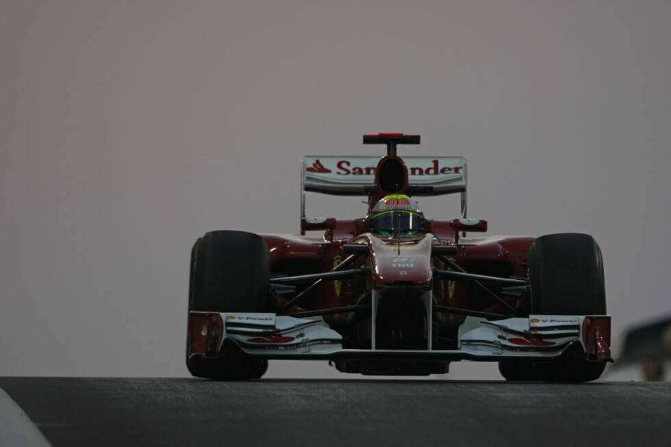 Foto zur News: Doch Massa ließ sich nicht aus der Bahn werfen und schaffte 2010 das Comeback. Nun musste er sich mit dem Spanier Fernando Alonso als Teamkollegen herumschlagen. Schon in der ersten gemeinsamen Saison kristallisierte sich der zweifache Champion als bärenstark heraus.