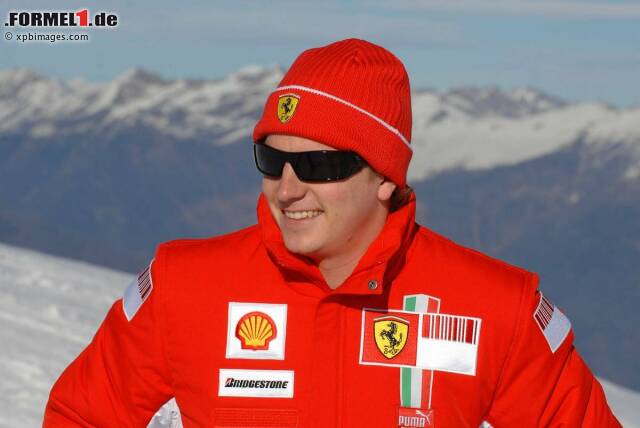 Foto zur News: Strahlendes Gesicht in leuchtend roter Kleidung: Es macht Wrooom! Mit allerbester Laune tritt Kimi Räikkönen zu Beginn des Jahres 2007 seinen Dienst bei Ferrari an. Der Finne ist nach dem Abschied von Michael Schumacher der neue Hoffnungsträger der Scuderia.