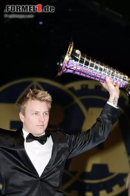 Der Formel-1-Champion 2007 nimmt die große FIA-Trophäe mit den in Winter - und die Gewissheit, in der Folgesaison mit der Startnummer 1 als klarer Favorit ins Rennen zu gehen. Foto zur News: Der Formel-1-Champion 2007 nimmt die große FIA-Trophäe mit den in Winter - und die Gewissheit, in der Folgesaison mit der Startnummer 1 als klarer Favorit ins Rennen zu gehen.