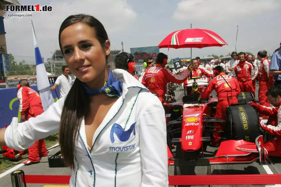 Räikkönen muss 2009 bis zum vierten Rennen der Saison warten, bis es endlich überhaupt einige Punkte gibt. Endlich der erhoffte Aufschung. Im ersten Europarennen in Barcelona sind die Vorzeichen aber wieder schlecht: Kimi und sein Gridgirl auf Startplatz 16. Foto zur News: Räikkönen muss 2009 bis zum vierten Rennen der Saison warten, bis es endlich überhaupt einige Punkte gibt. Endlich der erhoffte Aufschung. Im ersten Europarennen in Barcelona sind die Vorzeichen aber wieder schlecht: Kimi und sein Gridgirl auf Startplatz 16.