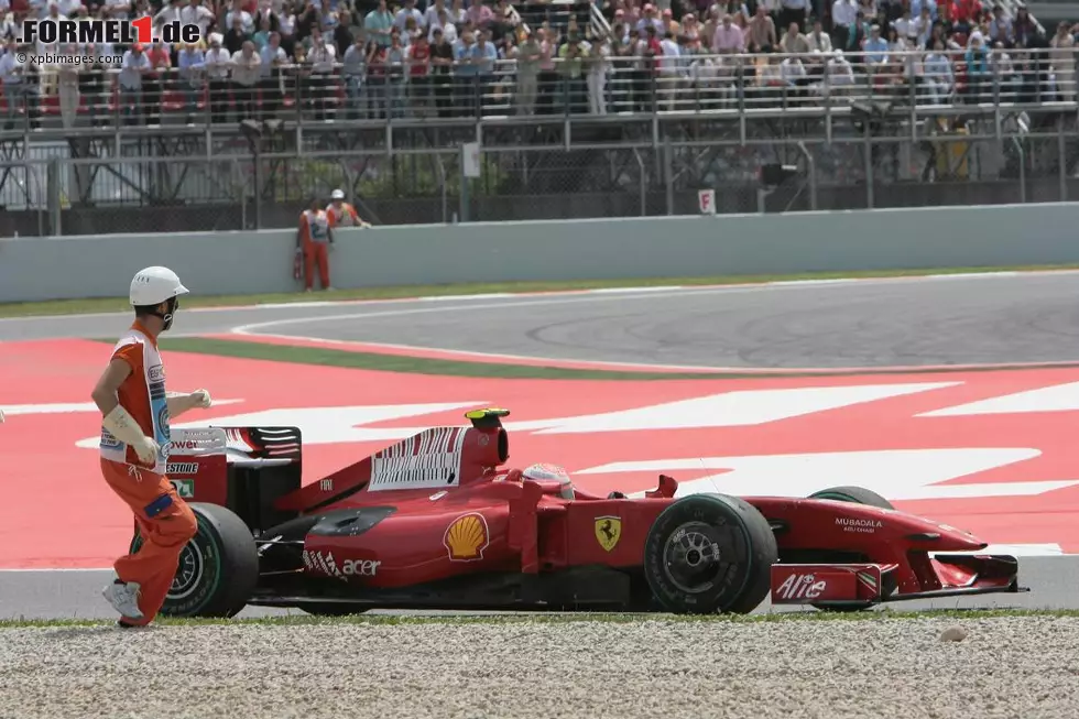 Im Rennen dann wohl das Ende aller Träume in der Saison 2009. Ausfall durch Hydraulikschaden - wieder eine Nullnummer. Das hebt weder die Laune, noch die Motivation für den Rest des Jahres. In den folgenden Grands Prix geht der Wechsel zwischen zaghaften Erfolgen und herben Enttäuschungen weiter. Erst nach dem Unfall von Teamkollege Felipe Massa in Ungarn wird es besser. Foto zur News: Im Rennen dann wohl das Ende aller Träume in der Saison 2009. Ausfall durch Hydraulikschaden - wieder eine Nullnummer. Das hebt weder die Laune, noch die Motivation für den Rest des Jahres. In den folgenden Grands Prix geht der Wechsel zwischen zaghaften Erfolgen und herben Enttäuschungen weiter. Erst nach dem Unfall von Teamkollege Felipe Massa in Ungarn wird es besser.