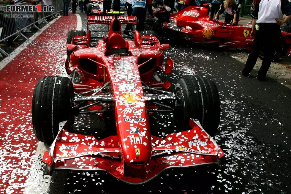 Ein Finale für die Ewigkeit! Kimi Räikkönen macht im Kampf gegen Alonso und Hamilton alles richtig und wird sensationell Weltmeister - mit einem Punkt Vorsprung auf seine Widersacher. In diesem Moment ist der Finne endgültig aus dem langen Schatten von Michael Schumacher getreten. Die Tifosi lieben ihn beim ersten Titelgewinn mehr als den Deutschen nach vielen Jahren. Foto zur News: Ein Finale für die Ewigkeit! Kimi Räikkönen macht im Kampf gegen Alonso und Hamilton alles richtig und wird sensationell Weltmeister - mit einem Punkt Vorsprung auf seine Widersacher. In diesem Moment ist der Finne endgültig aus dem langen Schatten von Michael Schumacher getreten. Die Tifosi lieben ihn beim ersten Titelgewinn mehr als den Deutschen nach vielen Jahren.
