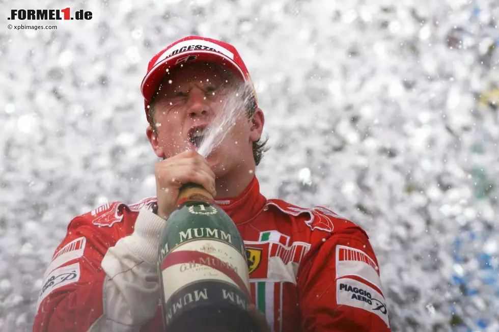 Der schnelle Mann aus Espoo genießt seinen Erfolg in vollen Zügen. Endlich Champion! Und das im ersten Jahr mit der Scuderia aus Maranello! Foto zur News: Der schnelle Mann aus Espoo genießt seinen Erfolg in vollen Zügen. Endlich Champion! Und das im ersten Jahr mit der Scuderia aus Maranello!