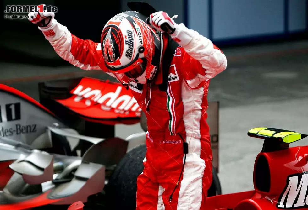 Nach einem enttäuschenden Saisonstart in Melbourne setzt Kimi Räikkönen mit dem Sieg im Grand Prix von Malaysia ein Hightlight. Mit Platz zwei in Bahrain schiebt sich der amtierende Champion an die WM-Spitze. Foto zur News: Nach einem enttäuschenden Saisonstart in Melbourne setzt Kimi Räikkönen mit dem Sieg im Grand Prix von Malaysia ein Hightlight. Mit Platz zwei in Bahrain schiebt sich der amtierende Champion an die WM-Spitze.