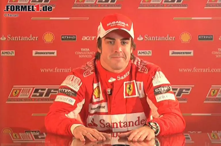 ...Fernando Alonso, der mit reichlich Geld von Sponsor Santander zu den Roten wechselt. Kimi Räikkönen wird mit einer ordentlichen Summe aus seinem laufenden Vertrag gekauft, damit der Spanier die alleinige Nummer eins sein kann. Niemand hätte zu jenem Zeitpunkt gedacht, dass der "Iceman" noch einmal in Rot auftreten könnte. Foto zur News: ...Fernando Alonso, der mit reichlich Geld von Sponsor Santander zu den Roten wechselt. Kimi Räikkönen wird mit einer ordentlichen Summe aus seinem laufenden Vertrag gekauft, damit der Spanier die alleinige Nummer eins sein kann. Niemand hätte zu jenem Zeitpunkt gedacht, dass der "Iceman" noch einmal in Rot auftreten könnte.