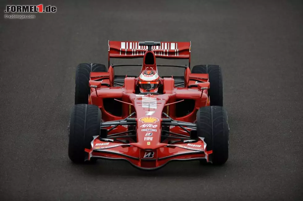 Bei den Testfahrten vor dem Saisonstart 2008 zeichnet sich ab, dass Ferrari mit dem F2008 wieder ein guter Wurf gelungen ist. Aber was passiert? Im Saisonverlauf kann davon eher Felipe Massa profitieren als der amtierende Champion. Foto zur News: Bei den Testfahrten vor dem Saisonstart 2008 zeichnet sich ab, dass Ferrari mit dem F2008 wieder ein guter Wurf gelungen ist. Aber was passiert? Im Saisonverlauf kann davon eher Felipe Massa profitieren als der amtierende Champion.
