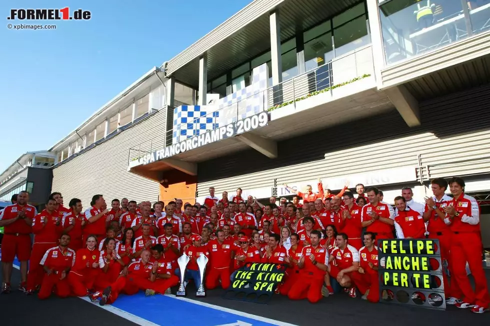 In Abwesenheit seines brasilianischen Helfers, der sich im Training in Budapest durch eine Metallfeder ernste Kopfverletzungen zugezogen hatte, realisiert Räikkönen seinen einzigen Sieg des Jahres 2009 in Spa-Francorchamps. Endlich mal wieder etwas zu feiern für den "Iceman" und seine Crew. Foto zur News: In Abwesenheit seines brasilianischen Helfers, der sich im Training in Budapest durch eine Metallfeder ernste Kopfverletzungen zugezogen hatte, realisiert Räikkönen seinen einzigen Sieg des Jahres 2009 in Spa-Francorchamps. Endlich mal wieder etwas zu feiern für den "Iceman" und seine Crew.