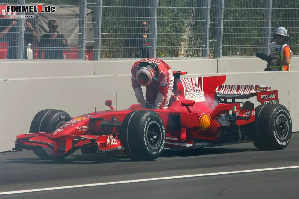 Eine Nullnummer in Monaco lässt den Champion in der Fahrerwertung hinter Lewis Hamilton (Mercedes) zurückfallen. Es folgt ein Ausfall in Kanada, danach wenigstens solide Punkteresultate. Ins große Loch fällt Räikkönen nach seinem Motorschaden im Grand Prix von Europa (Bild). Es reihen sich insgesamt vier Nuller aneinander - WM-Zug abgefahren. Hamilton wird am Ende Weltmeister knapp vor Felipe Massa. Foto zur News: Eine Nullnummer in Monaco lässt den Champion in der Fahrerwertung hinter Lewis Hamilton (Mercedes) zurückfallen. Es folgt ein Ausfall in Kanada, danach wenigstens solide Punkteresultate. Ins große Loch fällt Räikkönen nach seinem Motorschaden im Grand Prix von Europa (Bild). Es reihen sich insgesamt vier Nuller aneinander - WM-Zug abgefahren. Hamilton wird am Ende Weltmeister knapp vor Felipe Massa.