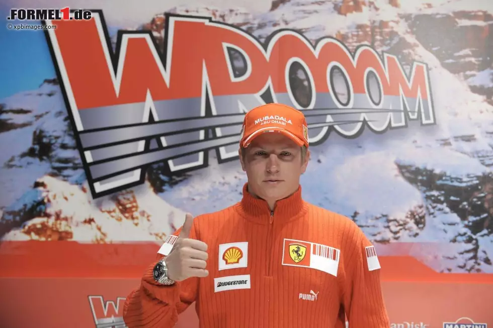 Januar 2008 in Madonna di Campiglio: Und wieder macht es Wrooom! Kimi Räikkönen ist der unumstrittene Star auf dem italienischen Parkett. Foto zur News: Januar 2008 in Madonna di Campiglio: Und wieder macht es Wrooom! Kimi Räikkönen ist der unumstrittene Star auf dem italienischen Parkett.