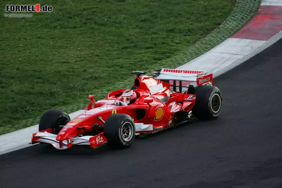 Foto zur News: Der &quot;Iceman&quot; gibt nicht nur beim traditionellen Wrooom-Event in Madonna di Campiglio eine coole Figur ab, sondern auch bei den den ersten Tests mit dem neuen Ferrari F2007. Der Wagen läuft auf Anhieb gut, der Finne fühlt sich in Auto und Team schnell pudelwohl.