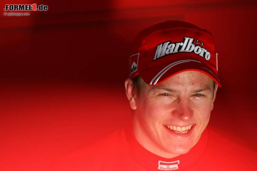 Foto zur News: Ja, es gab Zeiten, da hat ein Kimi Räikkönen offen und herzlich gelacht - auch zu Ferrari-Zeiten. Sportlich alles in bester Ordnung, von den Ferrari-Verantwortlichen und den Tifosi heißt geliebt, geht es dem Schumacher-Nachfolger vor dem Saisonstart 2007 so richtig gut. Und die Laune wird noch viel besser...