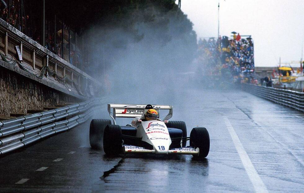 Foto zur News: Ayrton Senna testet vor der Saison 1984 auch für die etablierten Teams Williams, McLaren und Brabham, entscheidet sich aber für Toleman. Beim Grand Prix von Monaco lässt er erstmals sein Talent aufblitzen, holt im strömenden Regen auf die Führenden auf und belegt den zweiten Platz. Viele sind heute noch überzeugt: Hätte Rennleiter Jacky Ickx nicht vorzeitig abgebrochen, Senna hätte auch Sieger Alain Prost überholt...