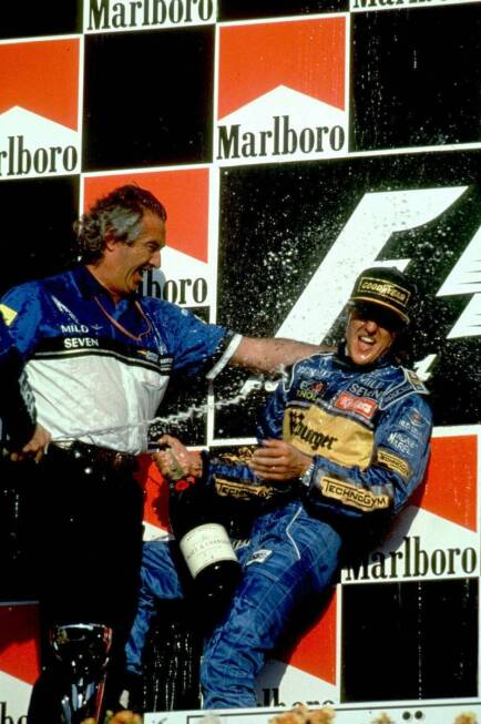 Foto zur News: Die Skandale können den Erfolgsrun jedoch nicht stoppen, und so setzt Schumacher unter Teamchef Briatore seinen Lauf auch 1995 fort. Schumacher wird, diesmal mit konkurrenzfähigeren Renault- statt Ford-Motoren, ein zweites Mal Champion. Allerdings wechselt er 1996 zu Ferrari - und hinterlässt bei Benetton ein Loch, das so schnell nicht gestopft werden kann.