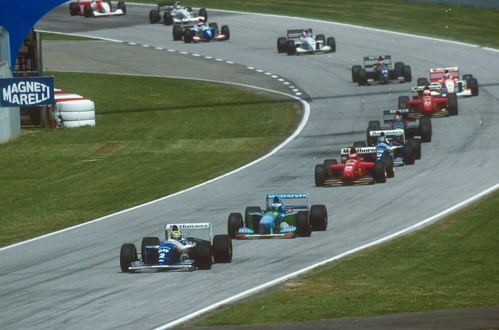 Foto zur News: Ayrton Senna, inzwischen zu Williams gewechselt, und Michael Schumacher gehen als WM-Favoriten in die Saison 1994. Senna kommt jedoch beim Grand Prix von San Marino auf tragische Weise ums Leben, sodass der Weg frei ist für Schumacher. Der Deutsche wird in jenem Jahr zum ersten Mal Formel-1-Weltmeister. Allerdings haftet ihm nach einer Reihe von Unstimmigkeiten und Verdächtigungen auch der Ruf des &quot;Schummel-Schumi&quot; an.