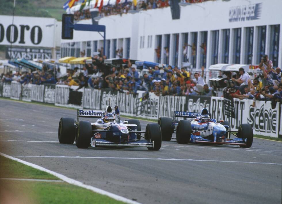 Foto zur News: 1996 und 1997 kann die Fahrerpaarung Berger/Alesi nicht an frühere Benetton-Erfolge anknüpfen - auch wegen der in jenen Jahren drückenden Dominanz des Williams-Teams. Gerhard Berger gelingt in Deutschland 1997 der einzige Sieg jener Periode. Ende 1997 verabschieden sich die beiden Routiniers und machen den Weg frei für einen teaminternen Umbruch.