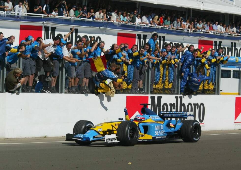 Foto zur News: Nächster Neuanfang: Flavio Briatore kehrt als Teamchef zurück, die Benetton-Familie verkauft an den Renault-Konzern - und ein gewisser Fernando Alonso gewinnt in Ungarn 2003 seinen ersten Grand Prix. Schnell wird klar, dass sich hier eine ähnliche Erfolgskombination anbahnt wie zehn Jahre zuvor mit Schumacher.