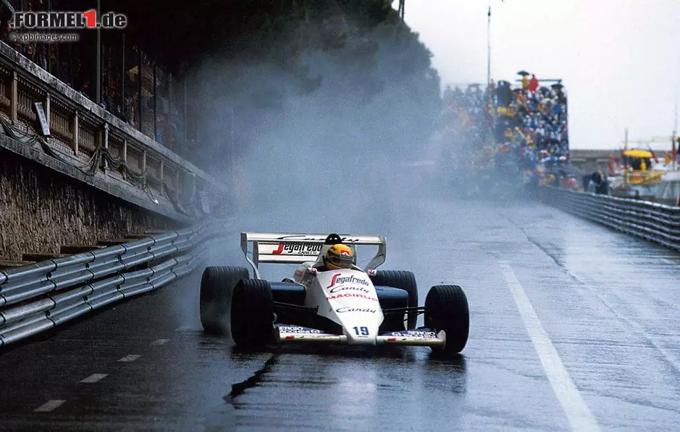 Foto zur News: Ayrton Senna testet vor der Saison 1984 auch für die etablierten Teams Williams, McLaren und Brabham, entscheidet sich aber für Toleman. Beim Grand Prix von Monaco lässt er erstmals sein Talent aufblitzen, holt im strömenden Regen auf die Führenden auf und belegt den zweiten Platz. Viele sind heute noch überzeugt: Hätte Rennleiter Jacky Ickx nicht vorzeitig abgebrochen, Senna hätte auch Sieger Alain Prost überholt...