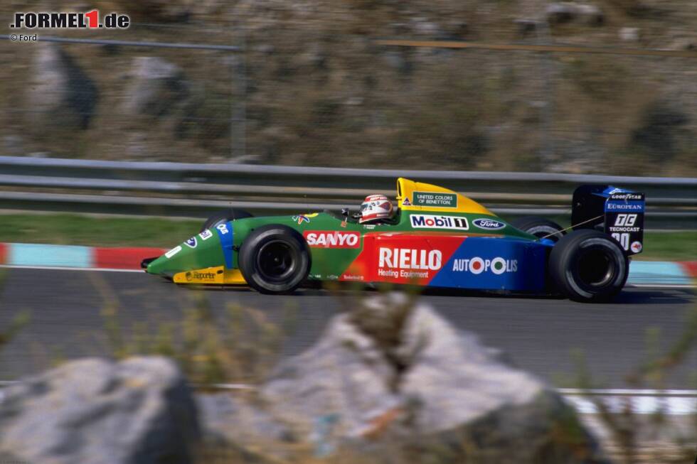 Foto zur News: Zurück zum Team aus Enstone: Der italienische Modefabrikant Luciano Benetton steigt 1983 als Sponsor in die Formel 1 ein, 1985 auch bei Toleman, und übernimmt das Team ab 1986 komplett. Gerhard Berger beschert Benetton in Mexiko 1986 den ersten Grand-Prix-Sieg. Später gelingt es dem völlig unerfahrenen Teamchef Flavio Briatore, mit Nelson Piquet einen Dreifach-Weltmeister als Fahrer zu engagieren.