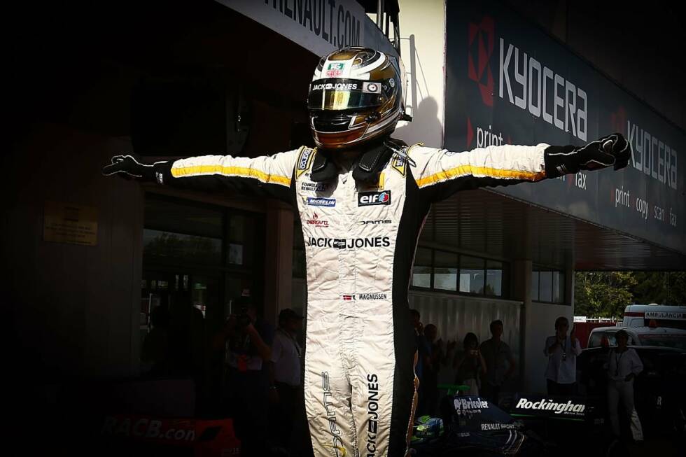 Foto zur News: Geschafft! Kevin Magnussen hat sich als Titelträger der Renault-World-Series 2013 für höhrer Aufgaben empfohlen.