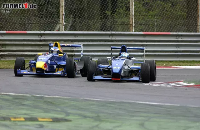 Foto zur News: Die ersten Schritte in Europa: Pastor Maldonado, schon im zarten Alter von 18 Jahren mit der venezolanischen Flagge auf seinem Auto unterwegs, steigt 2003 in Italien in die Formel Renault ein und holt 2004 seinen ersten Titel. Hier im Bild gegen einen gewissen Scott Speed. Der Red-Bull-Junior sollte übrigens schon zwei Jahre später in der Formel 1 landen. Maldonado muss sich von 2004 an gerechnet noch sieben Jahre gedulden.