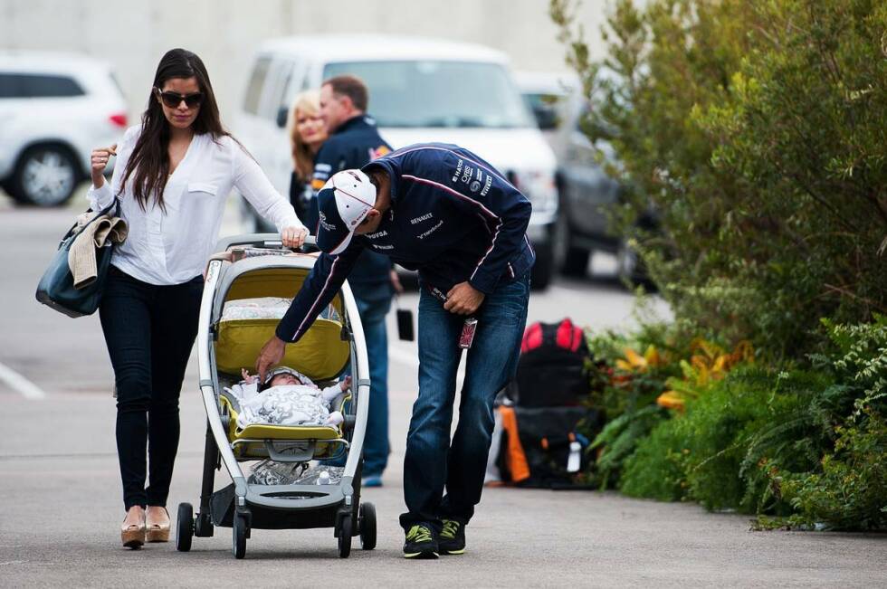 Foto zur News: Trost holt er sich bei Gabriela, inzwischen zwar kein Popstar, aber immer noch treu an seiner Seite. Und bei Baby Maldonado, das der ganze Stolz des Formel-1-Stars ist.