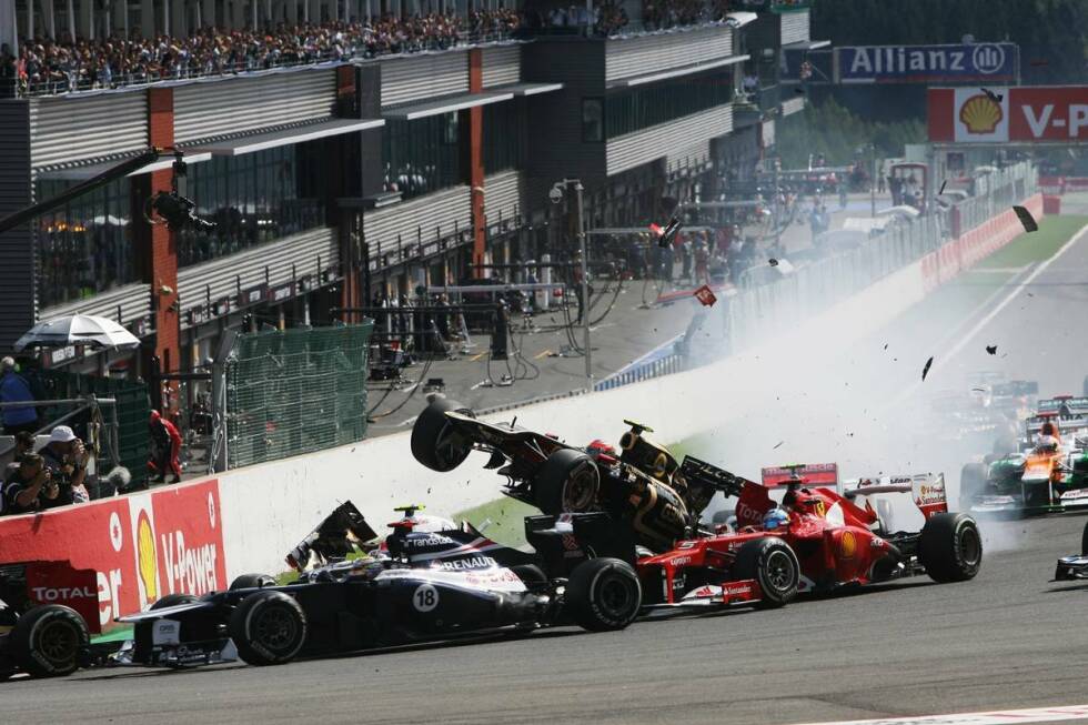 Foto zur News: Pastor &amp; Romain, ein weiteres Kapitel: Startkollision in Spa-Francorchamps 2012. Beinahe rasiert Grosjean Fernando Alonso den Kopf ab - und wird dafür von der FIA gesperrt. Eine Erfahrung, die Maldonado bekanntlich schon mehrfach gemacht hat.