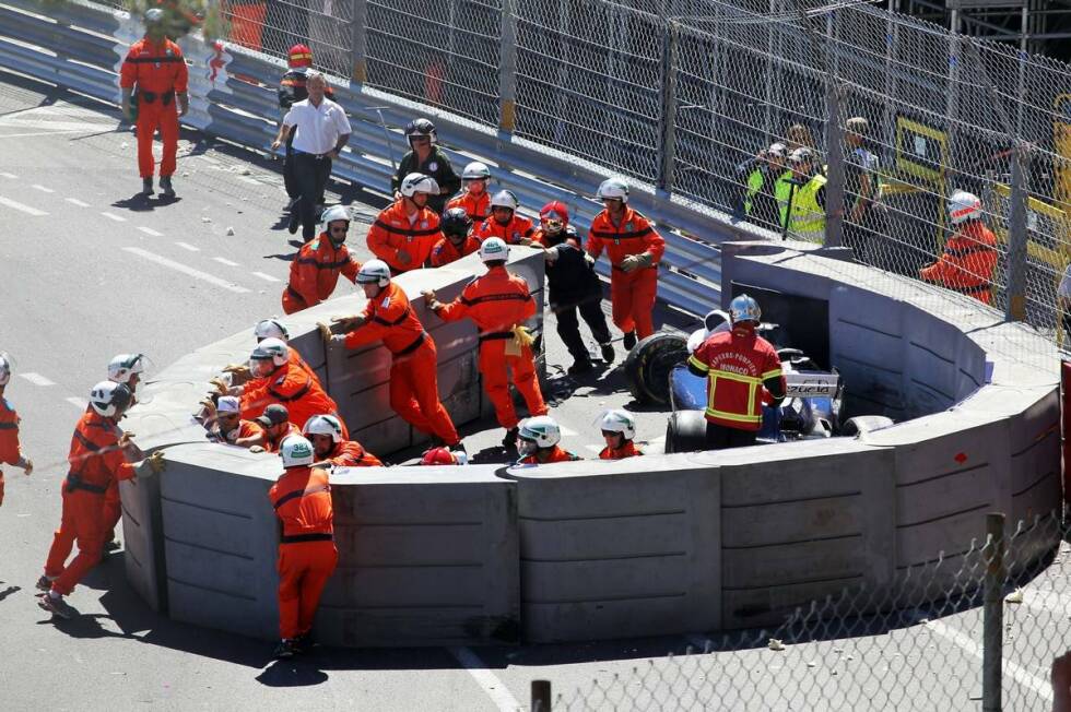Foto zur News: 2013 geht&#039;s in der gleichen Tonart weiter: Maldonado fliegt mit dem Williams nach einer Kollision mit Max Chilton spektakulär in den monegassischen Fangzaun. Das Rennen muss unterbrochen werden.