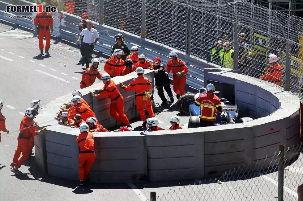 2013 geht's in der gleichen Tonart weiter: Maldonado fliegt mit dem Williams nach einer Kollision mit Max Chilton spektakulär in den monegassischen Fangzaun. Das Rennen muss unterbrochen werden. Foto zur News: 2013 geht's in der gleichen Tonart weiter: Maldonado fliegt mit dem Williams nach einer Kollision mit Max Chilton spektakulär in den monegassischen Fangzaun. Das Rennen muss unterbrochen werden.