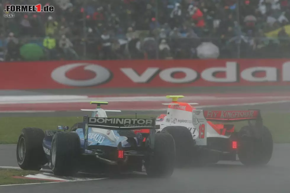 Typisch Maldonado das Regenrennen in Silverstone: Zuerst würgt er in der Startaufstellung den Motor ab, dann holt er sich eine Strafe für Pit-Lane-Speeding ab, später noch eine weitere Strafe für das Missachten von gelben Flaggen und zum Drüberstreuen in der letzten Runde noch eine Kollision mit Adrian Valles und Kamui Kobayashi. Die Strafe ist der letzte Startplatz am Hungaroring - wo er mit einer unwiderstehlichen Aufholjagd auf Platz fünf nach vorne fährt! Foto zur News: Typisch Maldonado das Regenrennen in Silverstone: Zuerst würgt er in der Startaufstellung den Motor ab, dann holt er sich eine Strafe für Pit-Lane-Speeding ab, später noch eine weitere Strafe für das Missachten von gelben Flaggen und zum Drüberstreuen in der letzten Runde noch eine Kollision mit Adrian Valles und Kamui Kobayashi. Die Strafe ist der letzte Startplatz am Hungaroring - wo er mit einer unwiderstehlichen Aufholjagd auf Platz fünf nach vorne fährt!