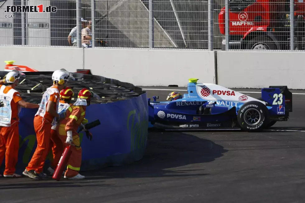 2008 beginnt sich langsam eine Reputation zu erhärten: Maldonado ist an seinem Tag unheimlich schnell, aber viel von dem Geld, das er den Teams durch seine Sponsoren mitbringt, geht für Reparaturen drauf. Foto zur News: 2008 beginnt sich langsam eine Reputation zu erhärten: Maldonado ist an seinem Tag unheimlich schnell, aber viel von dem Geld, das er den Teams durch seine Sponsoren mitbringt, geht für Reparaturen drauf.