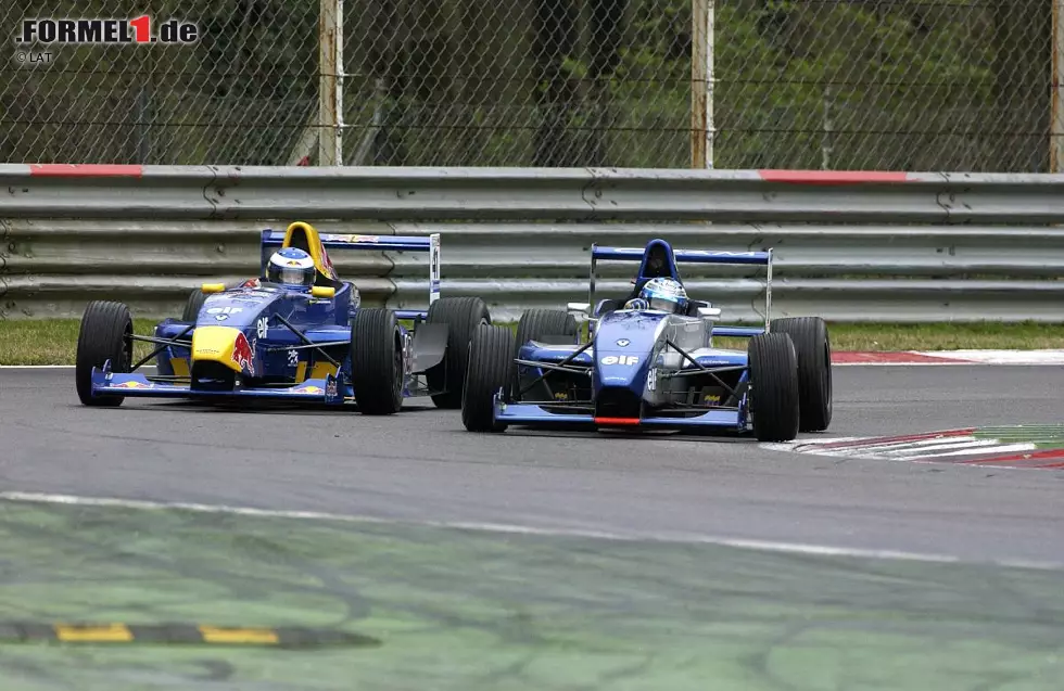 Foto zur News: Die ersten Schritte in Europa: Pastor Maldonado, schon im zarten Alter von 18 Jahren mit der venezolanischen Flagge auf seinem Auto unterwegs, steigt 2003 in Italien in die Formel Renault ein und holt 2004 seinen ersten Titel. Hier im Bild gegen einen gewissen Scott Speed. Der Red-Bull-Junior sollte übrigens schon zwei Jahre später in der Formel 1 landen. Maldonado muss sich von 2004 an gerechnet noch sieben Jahre gedulden.