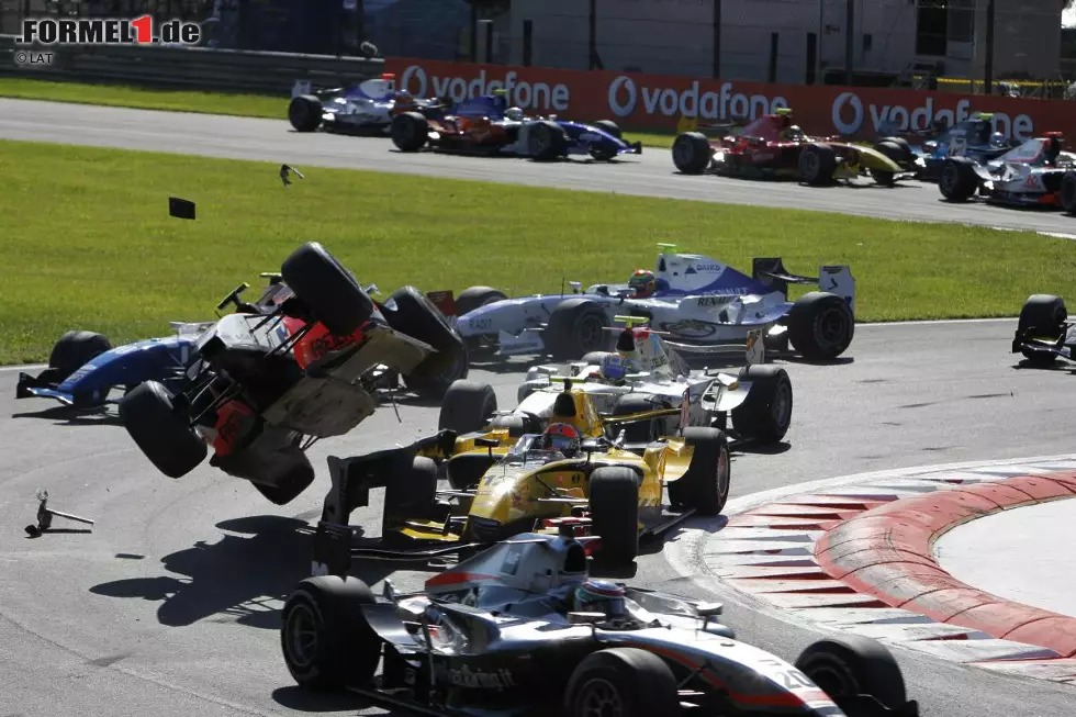 Apropos Pastor & Romain: Die beiden Herren, die später auch in der Formel 1 für viele Kontroversen sorgen sollten, sind beim GP2-Rennen in Monza in diese Startkollision verwickelt. Im Nachhinein könnte man unken: ein Vorgeschmack... Foto zur News: Apropos Pastor & Romain: Die beiden Herren, die später auch in der Formel 1 für viele Kontroversen sorgen sollten, sind beim GP2-Rennen in Monza in diese Startkollision verwickelt. Im Nachhinein könnte man unken: ein Vorgeschmack...