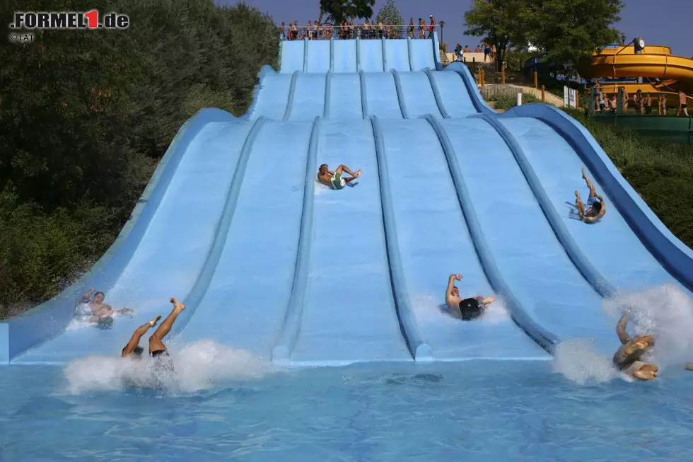 ... am Rande des GP2-Rennwochenendes in Budapest im Wassererlebnispark unmittelbar neben dem Hungaroring. Zumindest auf der Wasserrutsche gehört Maldonado zu den Schnellsten! Sportlich weniger: Trotz des Sieges in Monaco beendet er die Saison 2007 als Elfter. Foto zur News: ... am Rande des GP2-Rennwochenendes in Budapest im Wassererlebnispark unmittelbar neben dem Hungaroring. Zumindest auf der Wasserrutsche gehört Maldonado zu den Schnellsten! Sportlich weniger: Trotz des Sieges in Monaco beendet er die Saison 2007 als Elfter.