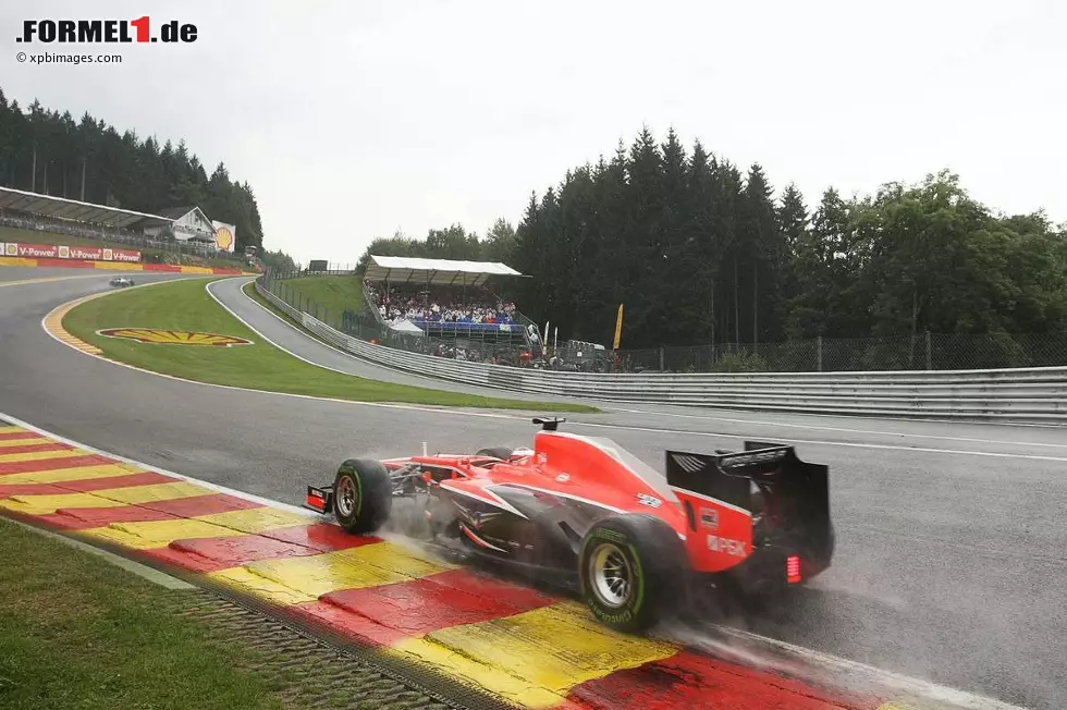 Nach der Sommerpause meldet sich Marussia mit einer Galavorstellung zurück. Im nassen Qualifying von Spa-Francorchamps erreichen sowohl Bianchi als auch Chilton im Qualifying Q2 und starten von den Plätzen 15 und 16. Im trockenen Rennen finden sich die Marussia-Piloten jedoch schnell auf den gewohnten Plätzen wieder. Foto zur News: Nach der Sommerpause meldet sich Marussia mit einer Galavorstellung zurück. Im nassen Qualifying von Spa-Francorchamps erreichen sowohl Bianchi als auch Chilton im Qualifying Q2 und starten von den Plätzen 15 und 16. Im trockenen Rennen finden sich die Marussia-Piloten jedoch schnell auf den gewohnten Plätzen wieder.