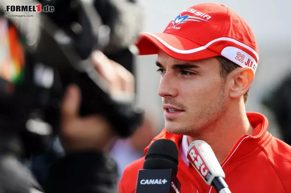 Wenig überraschend wird einige Zeit später dann Ferrari-Junior Jules Bianchi als erster Fahrer für die Saison 2014 bestätigt. Doch Bianchi überzeugt auch sportlich und hat seinen Teamkollegen Chilton locker im Griff. Nach 19 Saisonrennen steht es im Qualifying-Duell 17:2 für den Franzosen. Foto zur News: Wenig überraschend wird einige Zeit später dann Ferrari-Junior Jules Bianchi als erster Fahrer für die Saison 2014 bestätigt. Doch Bianchi überzeugt auch sportlich und hat seinen Teamkollegen Chilton locker im Griff. Nach 19 Saisonrennen steht es im Qualifying-Duell 17:2 für den Franzosen.