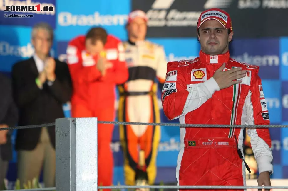 In einem der denkwürdigsten Finale der Formel-1-Geschichte wähnte sich Massa für einige Sekunden schon als Weltmeister, doch dann schnappte ihm Lewis Hamilton auf den letzten Metern den Titel weg Foto zur News: In einem der denkwürdigsten Finale der Formel-1-Geschichte wähnte sich Massa für einige Sekunden schon als Weltmeister, doch dann schnappte ihm Lewis Hamilton auf den letzten Metern den Titel weg