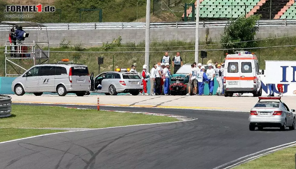 Ungarn 2009 - der Wendepunkt in Massas Karriere. Im Qualifying verunglückt er schwer, nachdem ihn eine Feder des Autos von Rubens Barrichello am Helm getroffen hatte. Massa braucht lange, um sich von dem Unfall zu erholen Foto zur News: Ungarn 2009 - der Wendepunkt in Massas Karriere. Im Qualifying verunglückt er schwer, nachdem ihn eine Feder des Autos von Rubens Barrichello am Helm getroffen hatte. Massa braucht lange, um sich von dem Unfall zu erholen